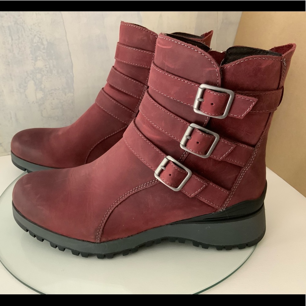 Bionica burgundy water resist.boots size 9M.